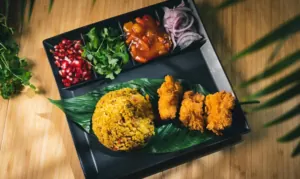 kuchnia azjatycka - żółty ryż z kurczakiem i sosem 