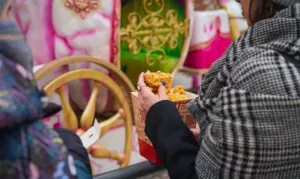 street food w czasie jarmarku świątecznego