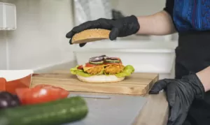 burger z kurczakiem - idealne danie do przygotowania w budce z gastronomią 