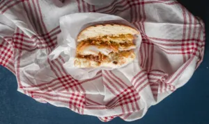 Burger rybny z dorszem i kapustą kiszoną