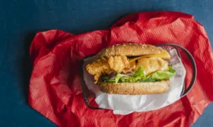 Cheese burger z rybą w panierce i serem 
