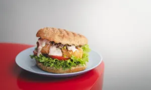 Burger z rybą w chrupiącej panierce 