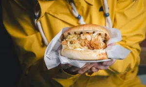 Burger z rybą w panierce i kapustą kiszoną 
