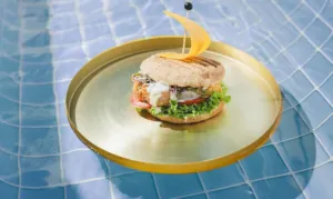 rybny burger z warzywami i serem