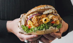 burger jako danie ze stripsami danie ze stripsów