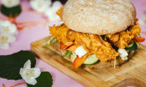danie ze stripsami burger ze stripsami w stylu azjatyckim
