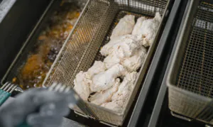 skrzydełka w panierce smażenie skrzydełek w panierce