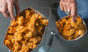 serwuj na wynos popcorn z kurczaka przekąska na wynos - popcorn z kurczaka