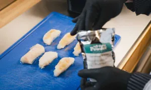 Kawałki filetu rybnego z przyprawą do ryby Holly Powder przed panierowaniem
