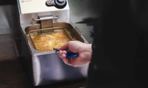 Nuggetsy rybne smażone w głębokim tłuszczu w kuchni gastronomicznej