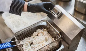 marynata i panierowanie z systemem holly powder Smażenie stripsów w profesjonalnej panierce