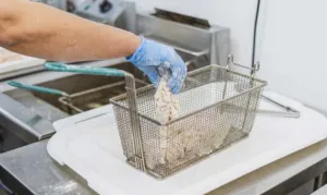 Jak panierować kurczaka krok po kroku panierowanie mięsa w panierce Holly Powder