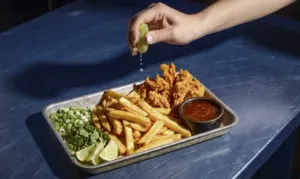 kurczak w stylu swicy chicken swicy chicken w zestawie z frytkami